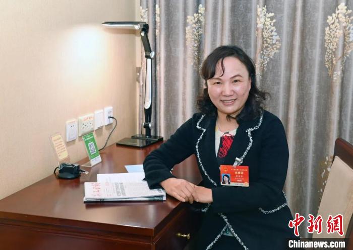 全國(guó)人大代表，浙江省臺(tái)州市椒江區(qū)大陳實(shí)驗(yàn)學(xué)校校長(zhǎng)、黨支部書記翁麗芬 蔡榮章 攝