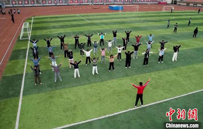 寧夏大學(xué)校園內(nèi)，學(xué)生跟隨老師練習(xí)八段錦。 謝宇 攝