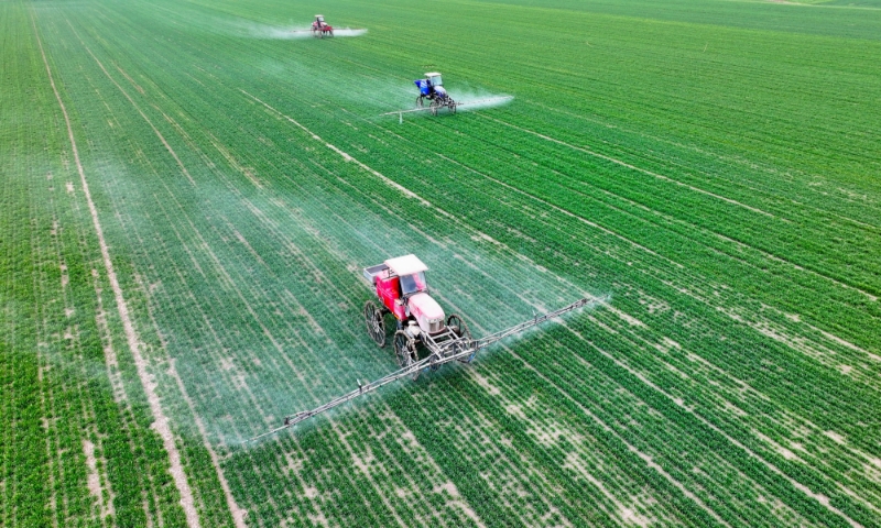 2024年2月18日，安徽省亳州市，利辛縣紀(jì)王場鄉(xiāng)孫老家村麥田，農(nóng)民駕駛自走式高桿噴霧機(jī)對小麥進(jìn)行噴藥作業(yè)。